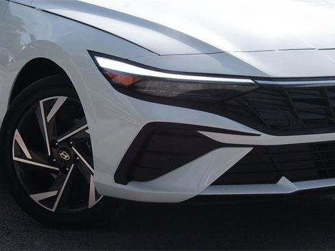 Certified 2025 Hyundai Elantra SEL image 2