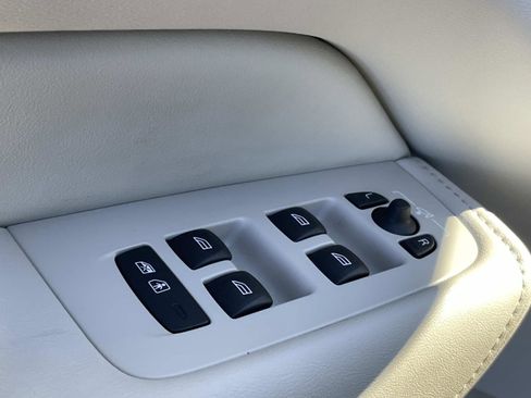 Certified 2024 Volvo XC60 B5 Plus w/ Protection Package Premier image 17