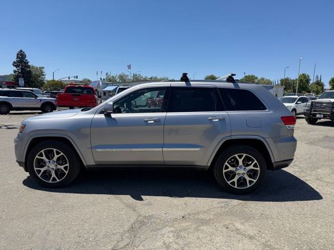 Used 2018 Jeep Grand Cherokee Limited AWD/4WD image 2