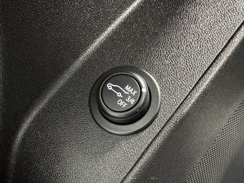 Used 2019 Chevrolet Equinox LT w/ Driver Convenience Package FWD image 10