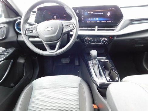 Used 2025 Chevrolet Trax LT image 15