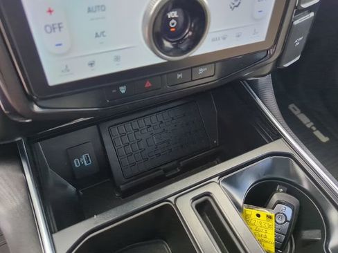 Used 2023 Ford F150 Lightning Platinum image 38