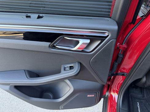 Certified 2025 Porsche Macan image 33