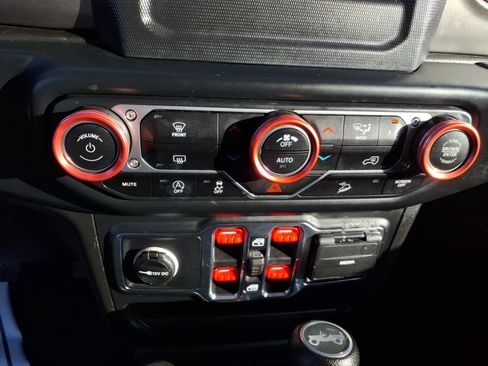 Used 2019 Jeep Wrangler Unlimited Sahara AWD/4WD image 17