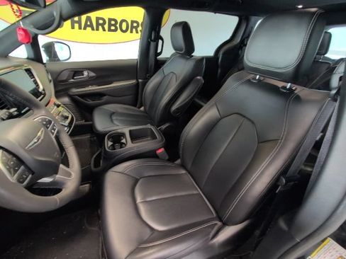 Used 2025 Chrysler Pacifica Select FWD image 11