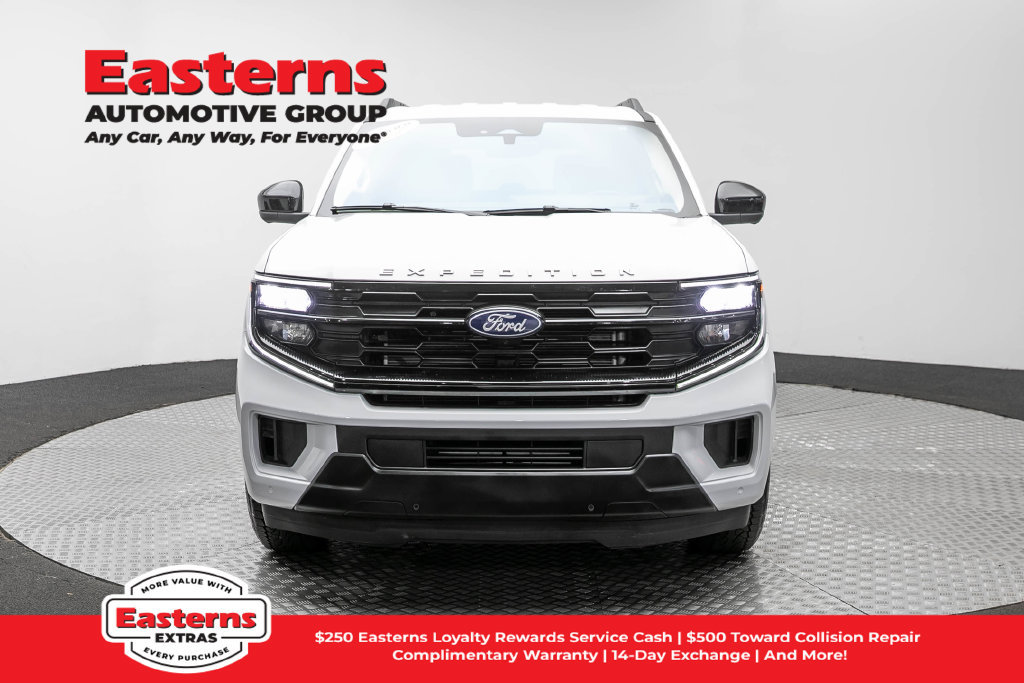 Used 2025 Ford Expedition Active AWD/4WD image 3