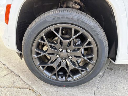 New 2026 Jeep Grand Cherokee Summit image 8