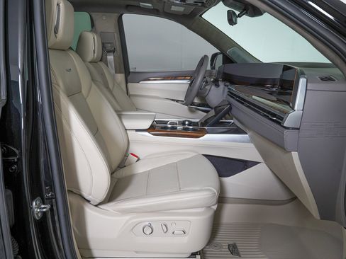 Used 2026 Cadillac Escalade Platinum Sport w/ LPO, Floor Liner Package AWD/4WD image 10