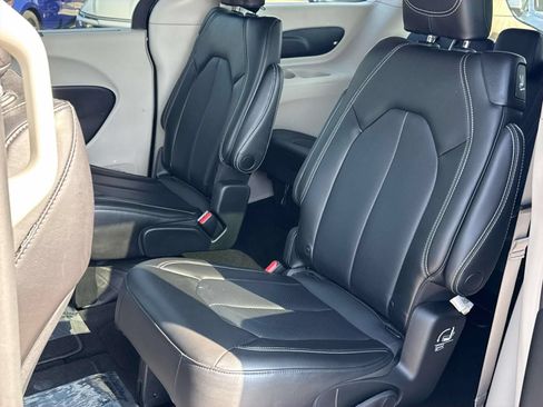 Used 2023 Chrysler Pacifica Touring-L FWD image 28