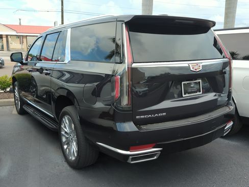 Used 2023 Cadillac Escalade ESV Premium Luxury AWD/4WD image 4