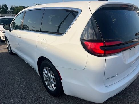 Used 2024 Chrysler Pacifica Touring-L FWD image 4