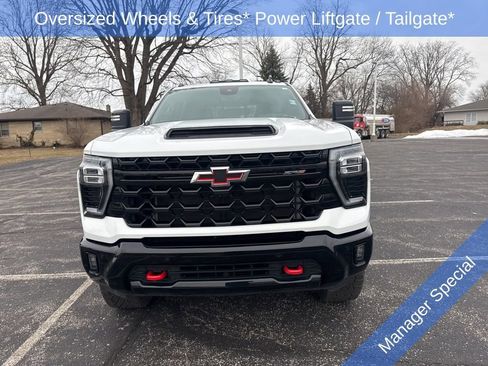 Used 2025 Chevrolet Silverado 2500 ZR2 w/ Technology Package image 8