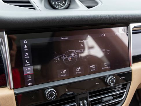 Certified 2023 Porsche Macan AWD/4WD image 43