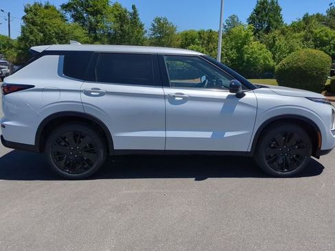 New 2026 Mitsubishi Outlander LE FWD image 2