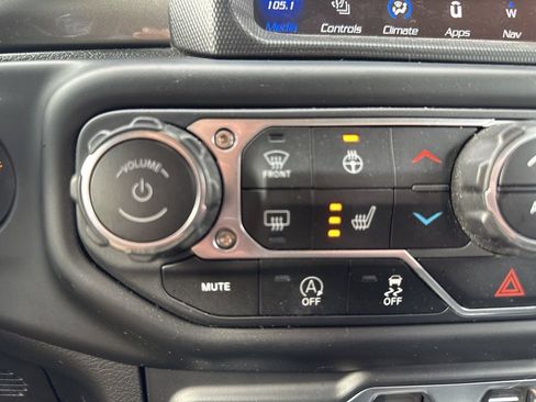 Used 2021 Jeep Wrangler Unlimited Sahara w/ Uconnect 4C Nav & Sound Group AWD/4WD image 25