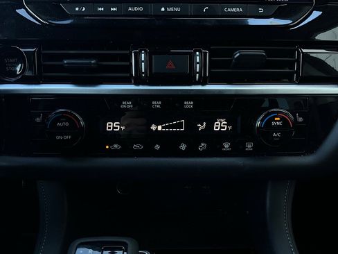 Used 2025 Nissan Pathfinder SV image 28