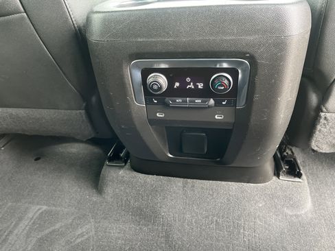 Used 2022 Chevrolet Suburban High Country image 17