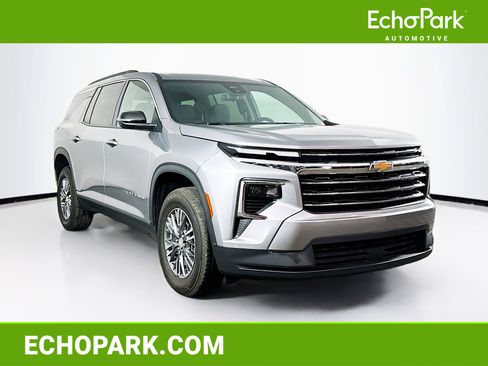 Used 2025 Chevrolet Traverse LT image 1