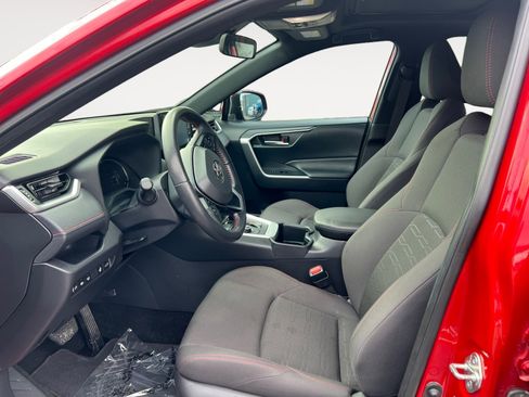 Used 2022 Toyota RAV4 SE image 9