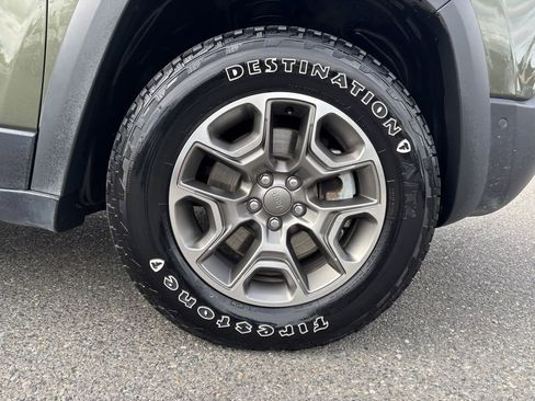 Used 2021 Jeep Cherokee Trailhawk w/ Technology Group AWD/4WD image 9
