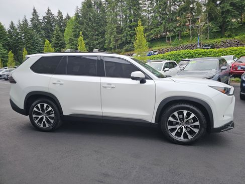 Used 2024 Toyota Grand Highlander AWD Hybrid image 8