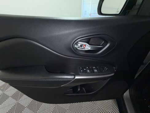 Used 2019 Jeep Cherokee Latitude Plus w/ Cold Weather Group AWD/4WD image 15
