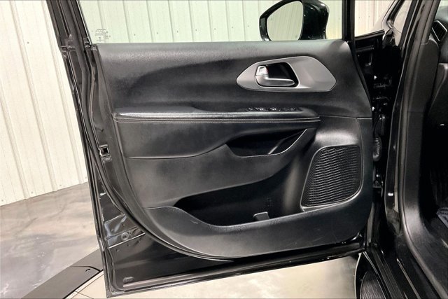 Used 2019 Chrysler Pacifica Touring-L Plus FWD image 23