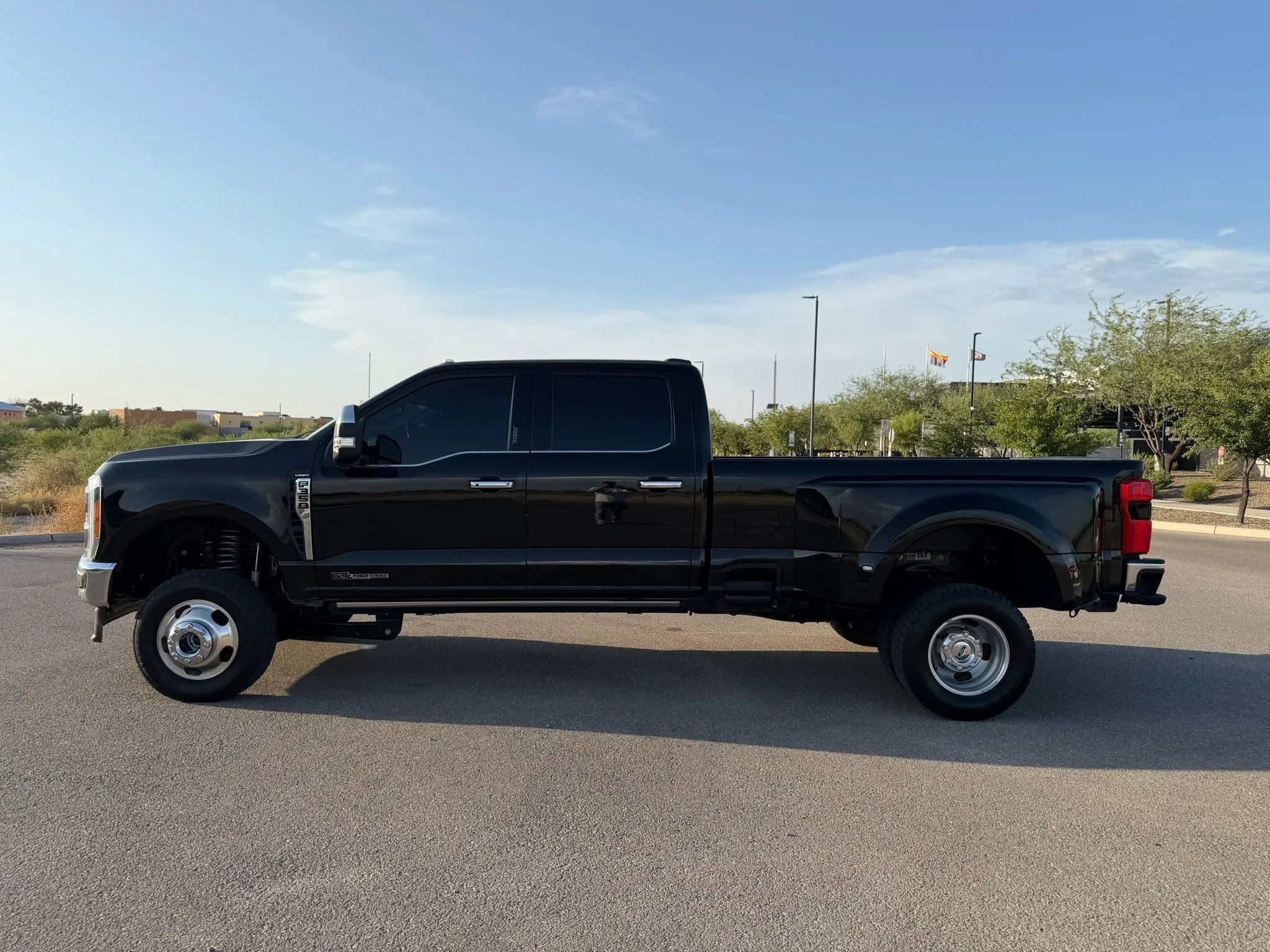 Used 2023 Ford F350 Lariat w/ Lariat Ultimate Package AWD/4WD image 6