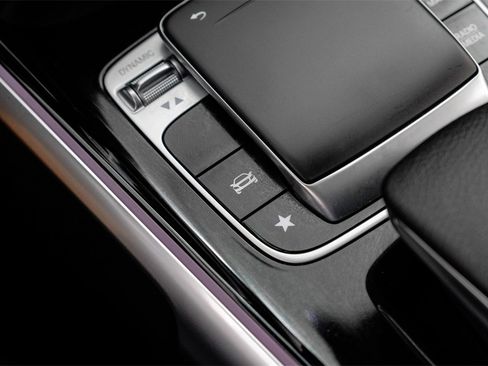 Used 2020 Mercedes-Benz GLB 250 w/ Premium Package image 26