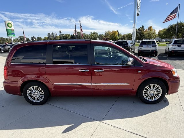 Used 2014 Chrysler Town & Country Touring-L FWD image 8