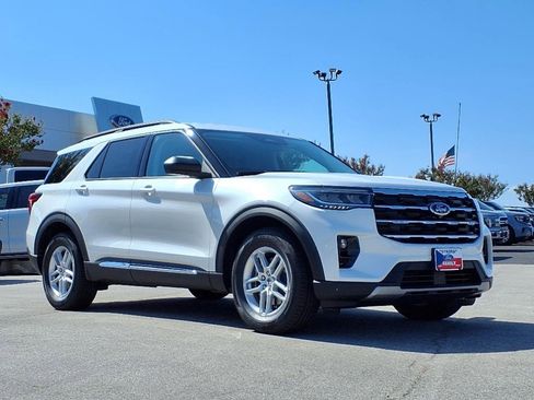 New 2025 Ford Explorer Active w/ Active Comfort Package image 3