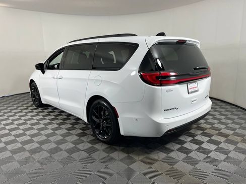 Used 2024 Chrysler Pacifica Limited w/ S Appearance Package FWD image 16