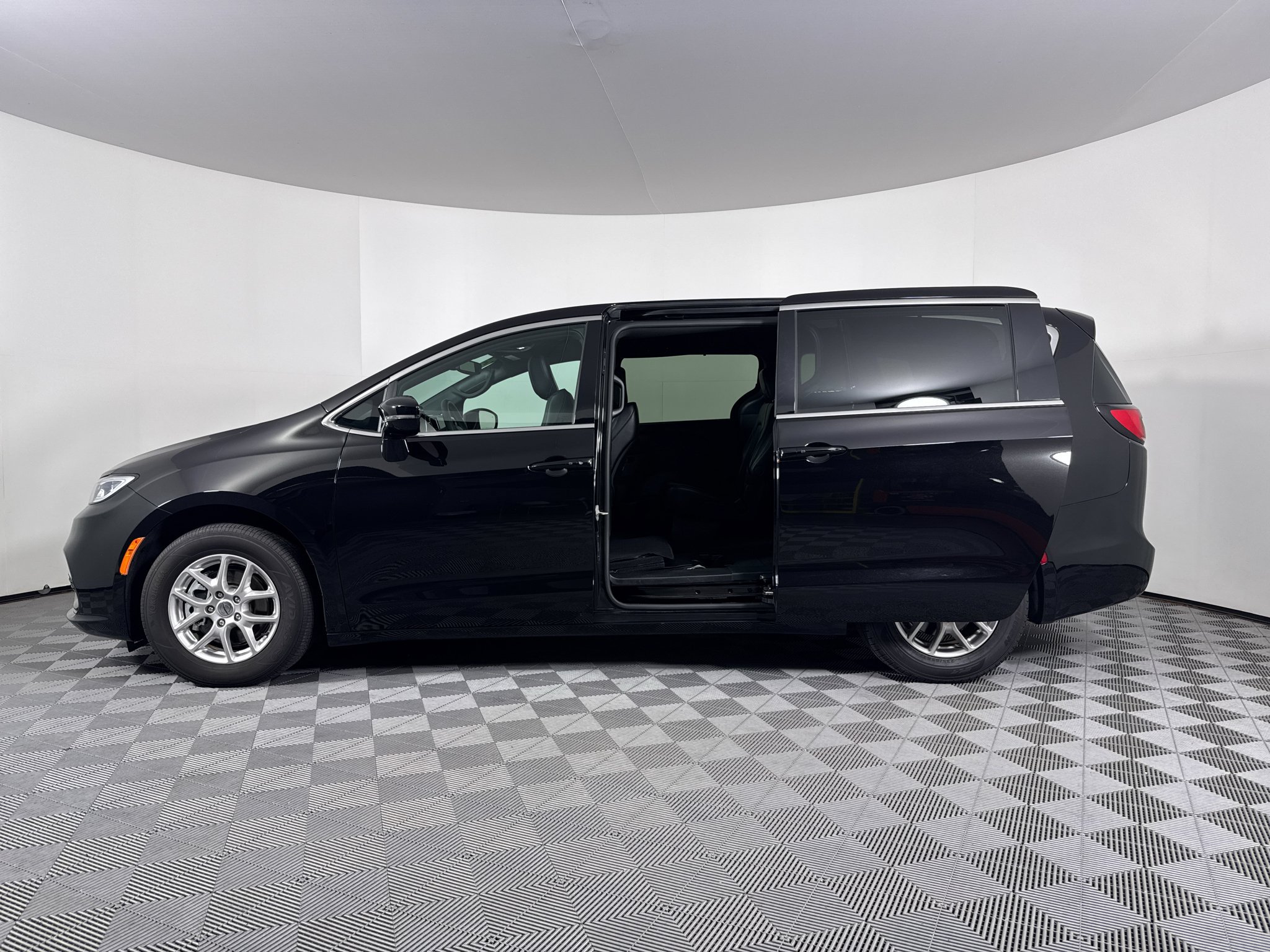 Used 2025 Chrysler Pacifica Select FWD image 3