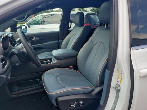 New 2027 Chrysler Pacifica Pinnacle w/ Theater Group AWD/4WD image 9