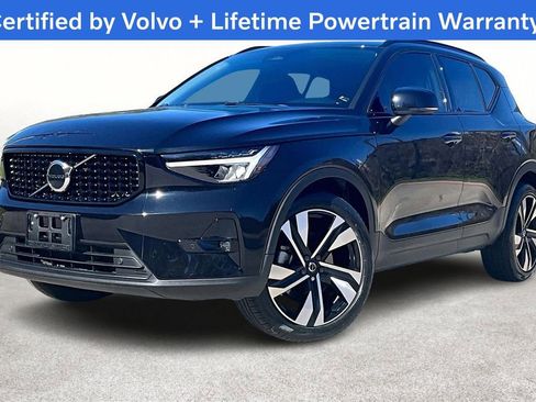 Used 2023 Volvo XC40 B4 Plus image 15