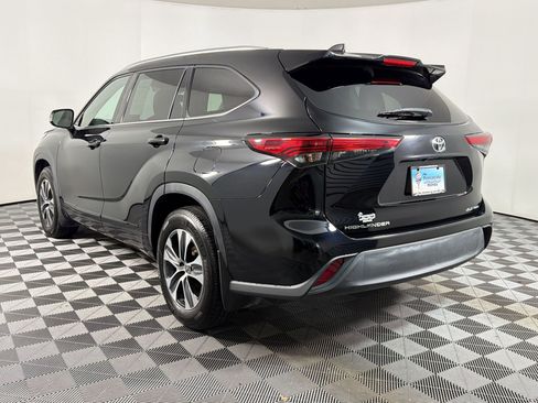 Used 2021 Toyota Highlander XLE AWD/4WD image 2