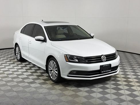 Used 2016 Volkswagen Jetta SEL w/ Lighting Package FWD image 3