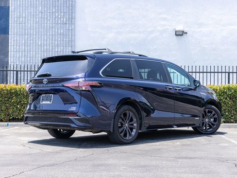 Used 2021 Toyota Sienna XSE FWD image 15