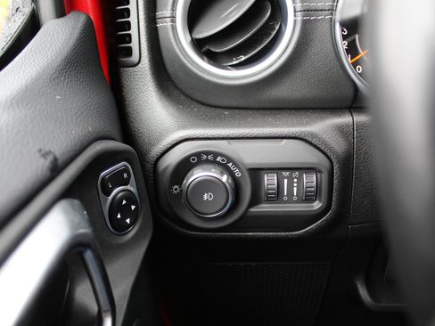 Used 2018 Jeep Wrangler Unlimited Sahara AWD/4WD image 35