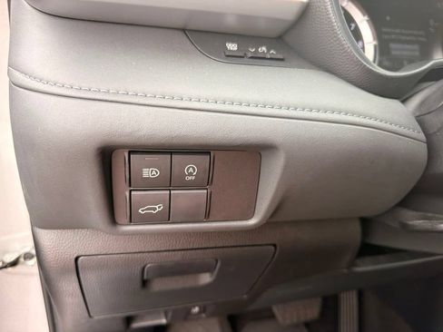 Used 2024 Toyota Highlander LE FWD image 21