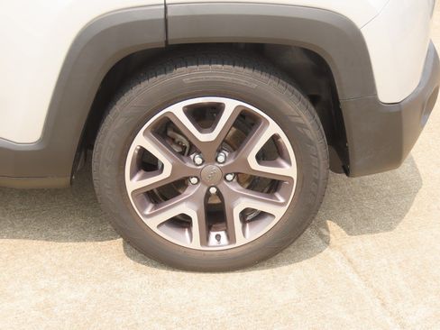 Used 2015 Jeep Renegade Latitude w/ Popular Equipment Group FWD image 17