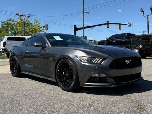 Used 2017 Ford Mustang GT RWD image 4