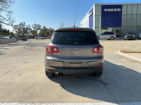 Used 2011 Volkswagen Tiguan SE image 5