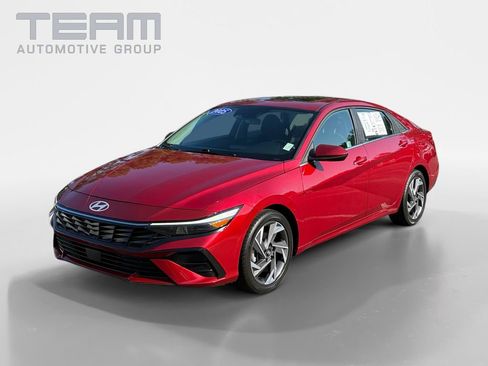 Used 2025 Hyundai Elantra SEL FWD image 3