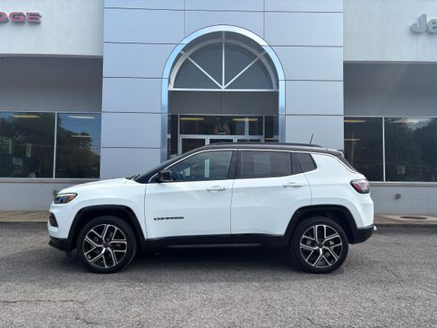 Certified 2025 Jeep Compass Limited w/ Elite Group AWD/4WD image 2