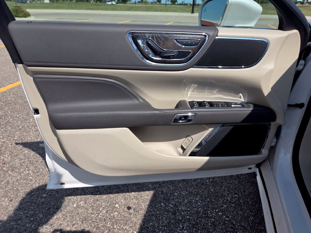 Used 2019 Lincoln Continental Select w/ Continental Climate Package AWD/4WD image 15