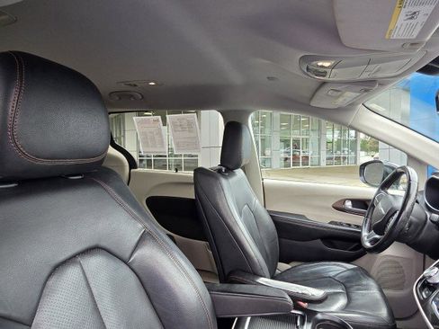 Used 2017 Chrysler Pacifica Touring-L Plus w/ Advanced Safetytec Group FWD image 16