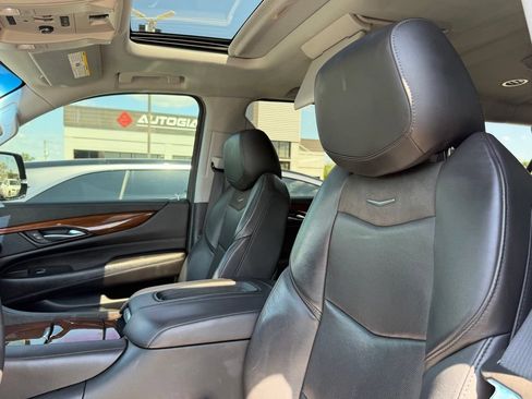 Used 2019 Cadillac Escalade ESV Premium Luxury AWD/4WD image 45