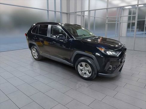 Certified 2022 Toyota RAV4 LE AWD/4WD image 2