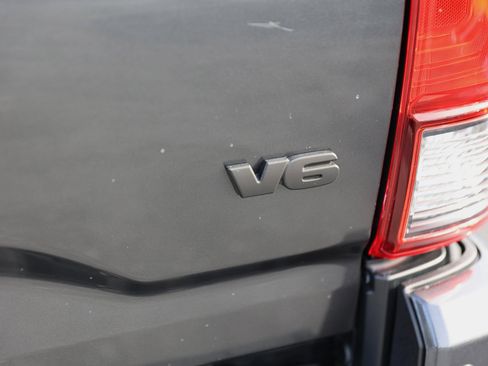 Used 2019 Toyota Tacoma TRD Sport image 10